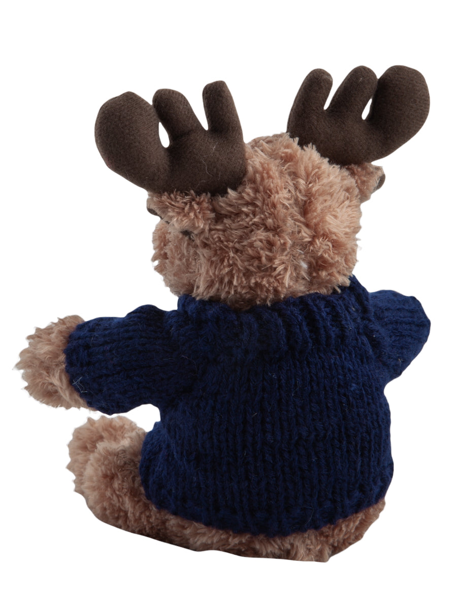 Plyschälg 15 cm med vit stickad Finland-tröja – nordisk souvenir och dekorativ figur. Mörkblå