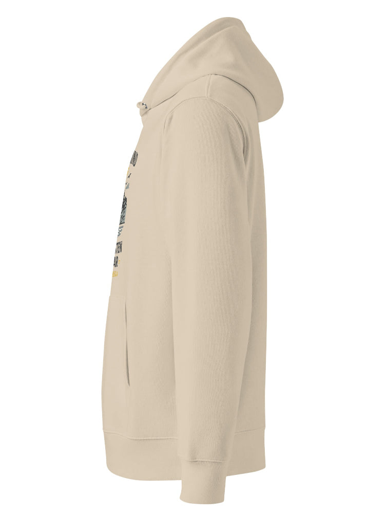 Beige ekologisk hoodie med Wirvelvind Båtkusten kallar-tryck, framifrån right