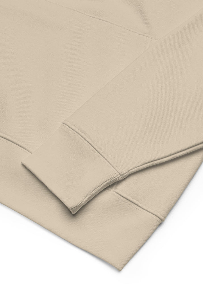 Beige ekologisk hoodie med Wirvelvind Båtkusten kallar-tryck, framifrån