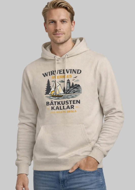 Beige ekologisk hoodie med Wirvelvind Båtkusten kallar-tryck, framifrån