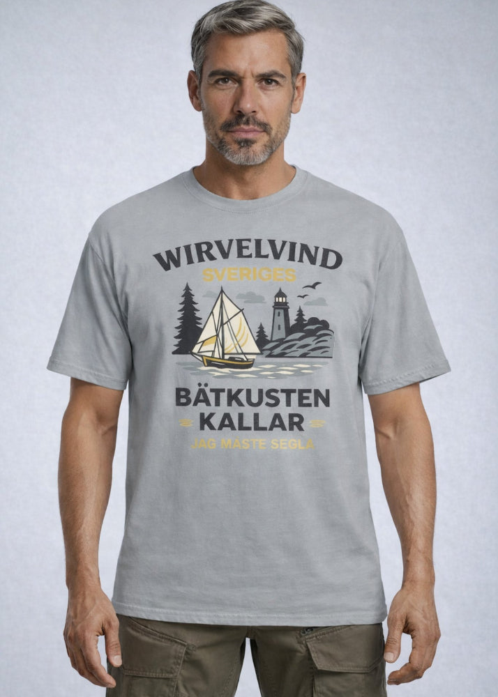 Grå Wirvelvind t-shirt med nordiskt kustmotiv och segelbåt, framifrån