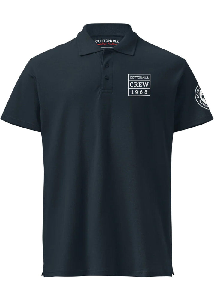 Manlig modell bär marinblått herr poloshirt i klassisk passform