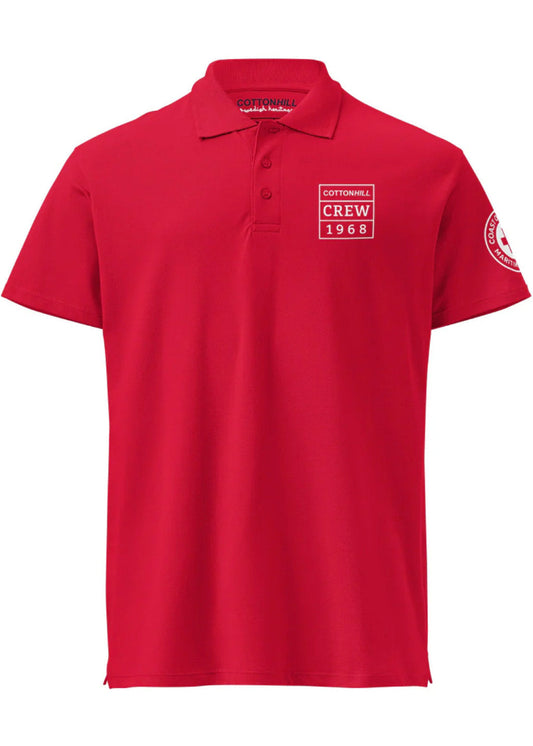 Manlig modell bär rött herr poloshirt i klassisk passform