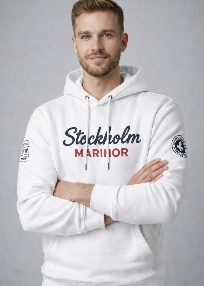 Vit hoodie från Cottonhill med maritimt Stockholm Marinor-tryck i skandinavisk stil
