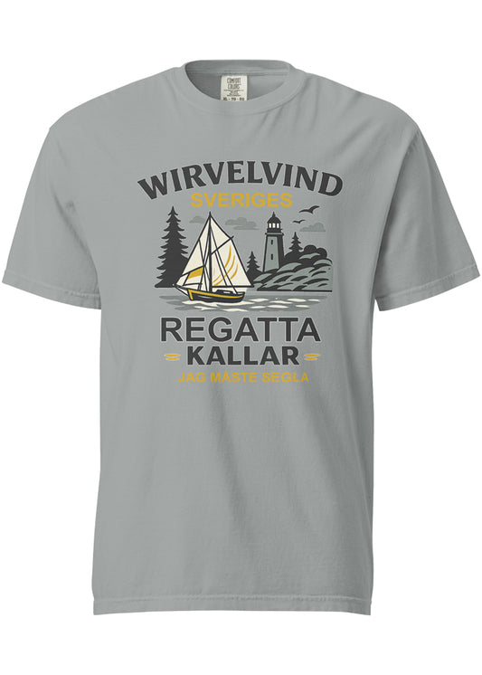 Grå Wirvelvind t-shirt med nordiskt kustmotiv och segelbåt, framifrån