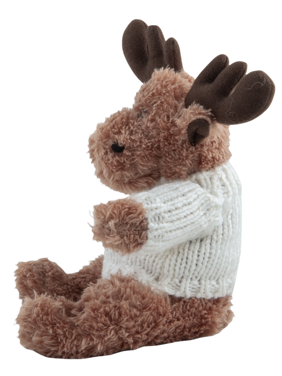 Plyschälg 15 cm med vit stickad Finland-tröja – nordisk souvenir och dekorativ figur.