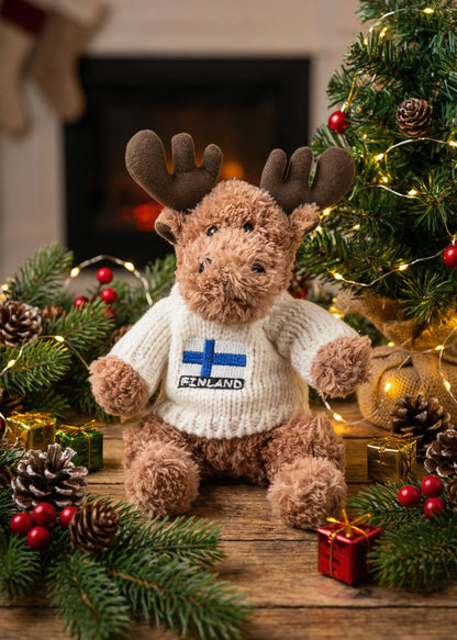 Plyschälg 15 cm med vit stickad Finland-tröja – nordisk souvenir och dekorativ figur.