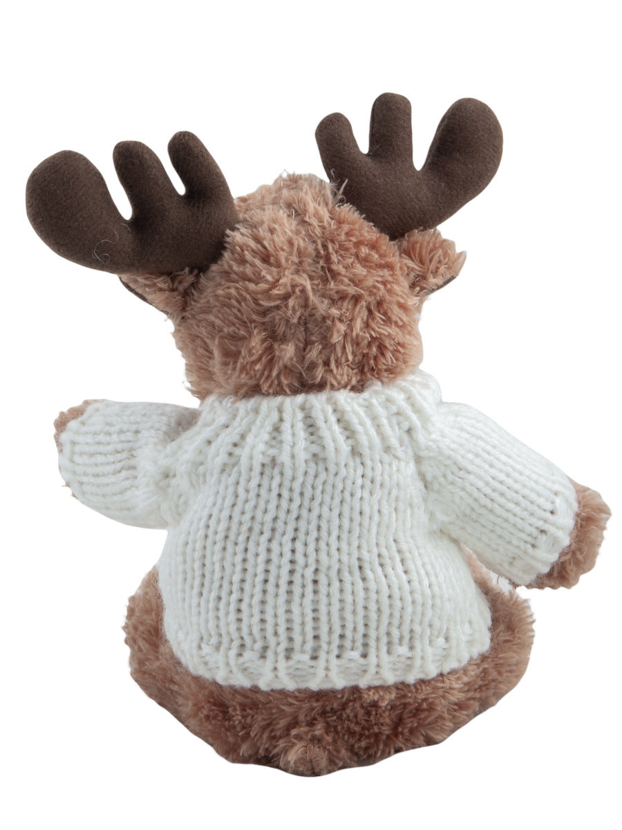 Plyschälg 15 cm med vit stickad Finland-tröja – nordisk souvenir och dekorativ figur.