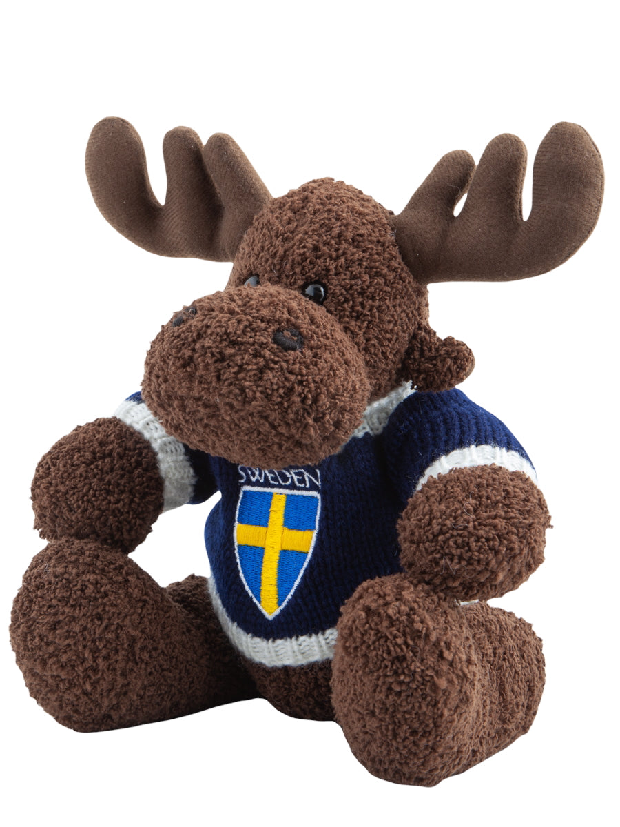 Sittande älg i mjuk plysch med Sweden-tröja, 19 cm – nordisk dekoration.