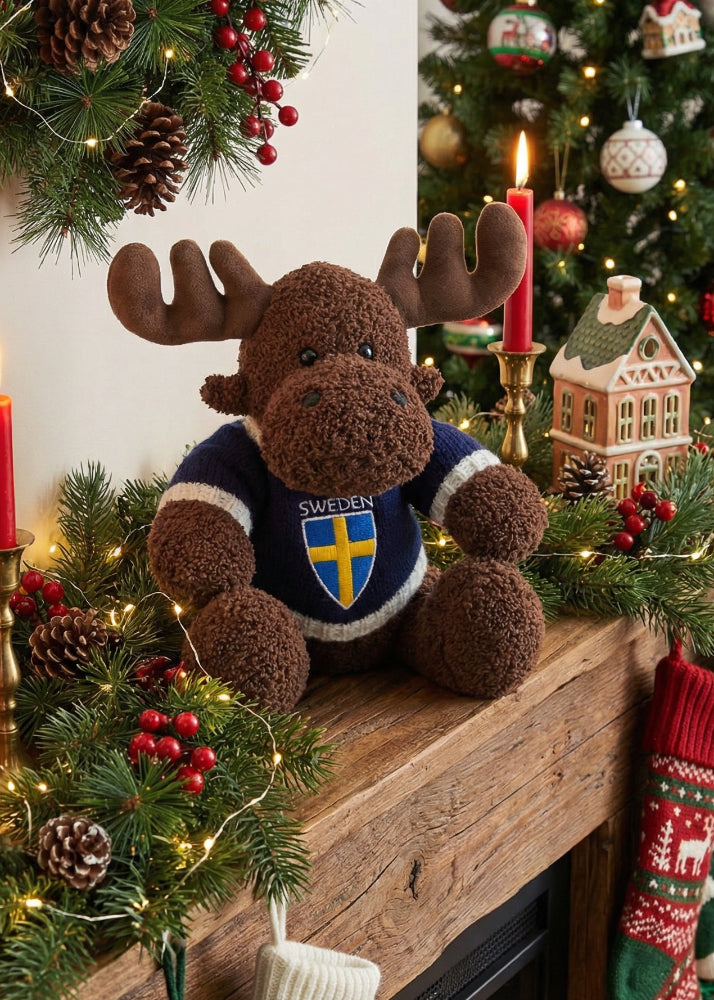 Nordisk älgfigur i teddoplysch med blå-gul Sweden-tröja, perfekt som presen