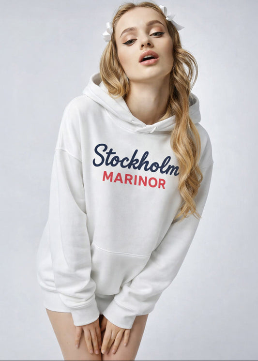 Ekologisk vit hoodie för dam med Stockholm Marinor-print från Anne Hill