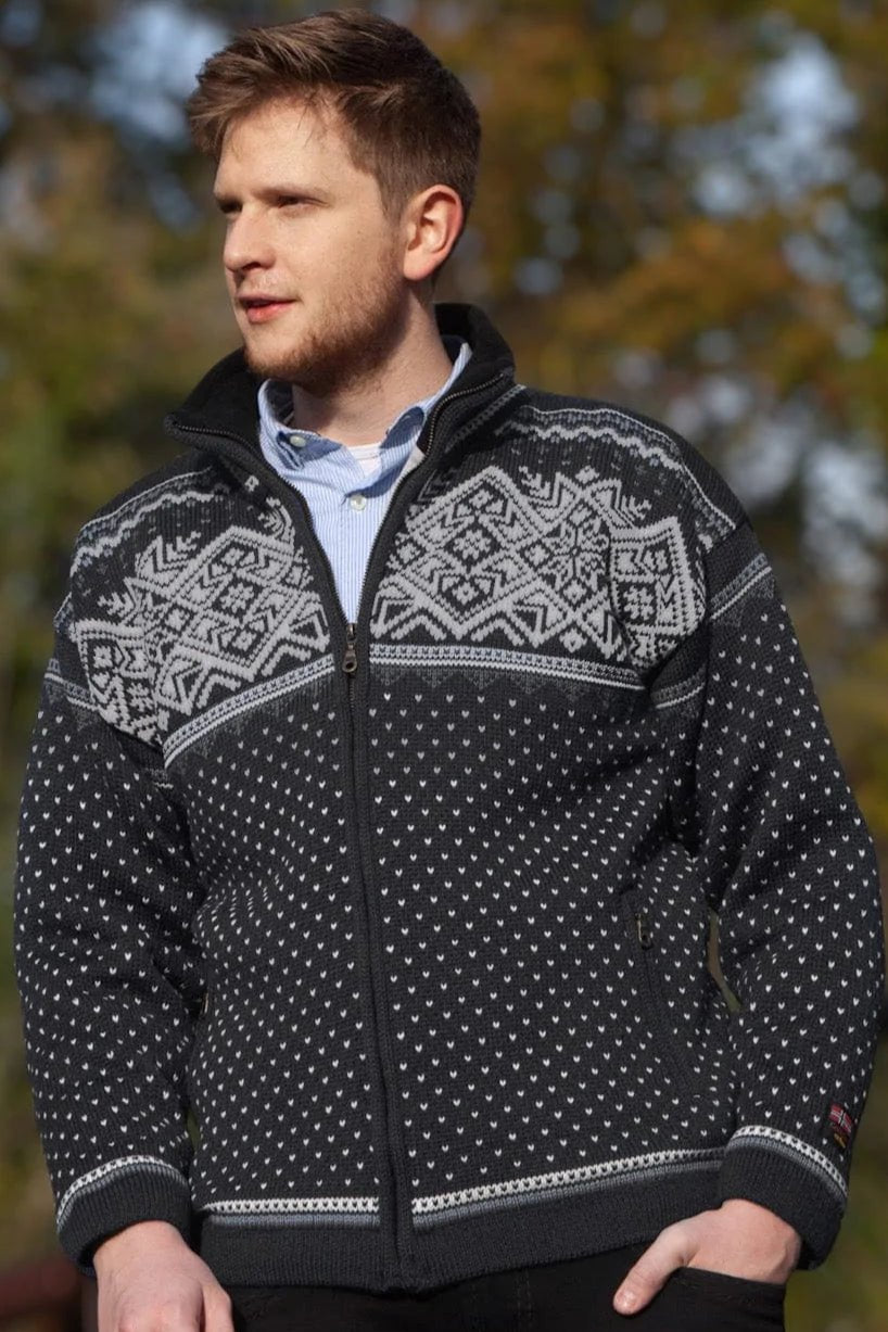 Norfinde

Norwegian cardigan-windstopper in 100% pure wool