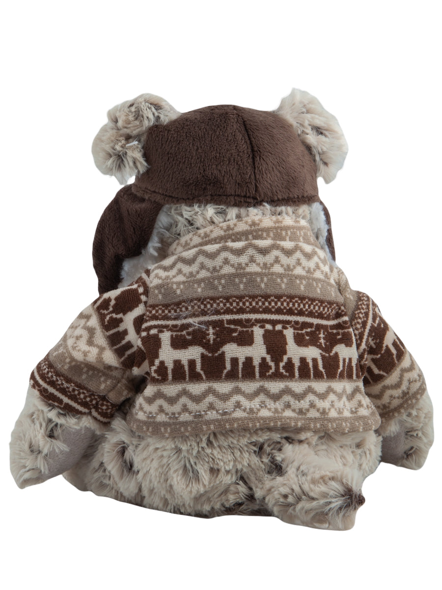 Achterkant pluche hond 20 cm met bruin-beige wintertrui met Scandinavisch motief.