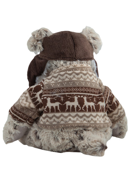 Achterkant pluche hond 20 cm met bruin-beige wintertrui met Scandinavisch motief.