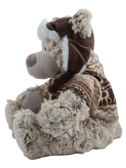 Zijaanzicht pluche hond met winterse pilotenmuts en nordisch tröjmönster – 20 cm gosedjur