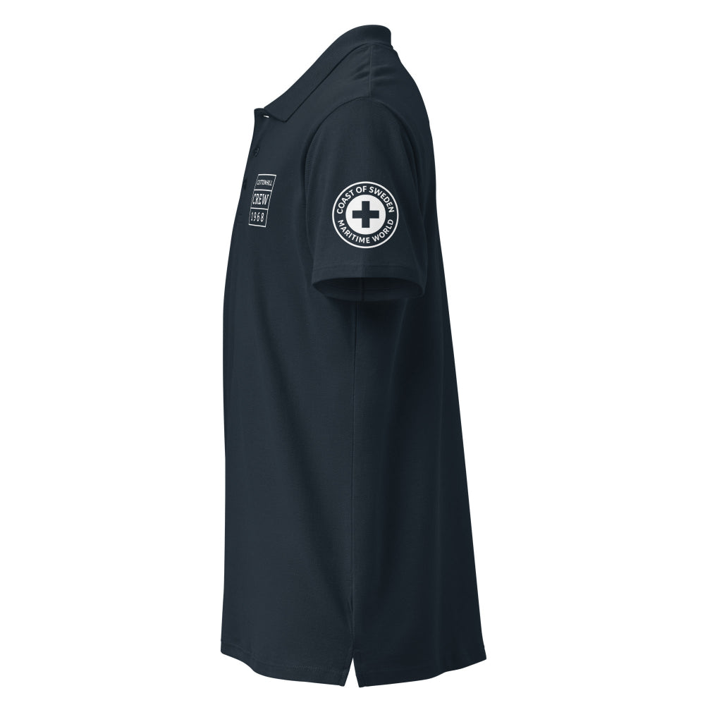 Marinblått herr poloshirt med marint Coast of Sweden-emblem på ärmen