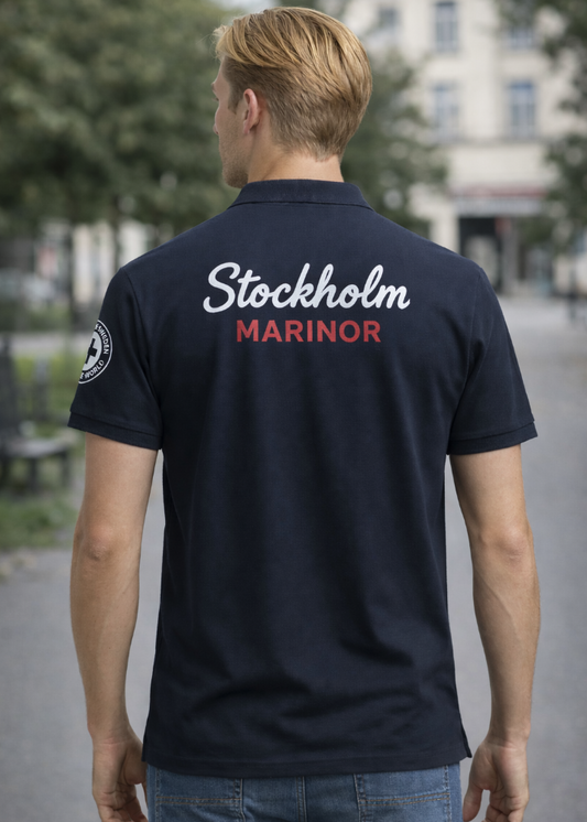 Manlig modell bär marinblått herr poloshirt i klassisk passform