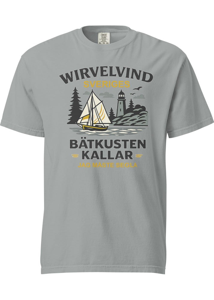 Grå Wirvelvind t-shirt med nordiskt kustmotiv och segelbåt, framifrån